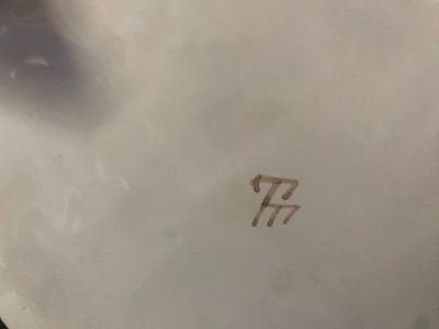 Tischkörbchen, weißes Steingut mit Durchbrüchen von E.T. Malicorne , Pendel, Krallenfüße und Ringe XX.
