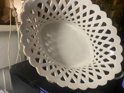 Tischkörbchen, weißes Steingut mit Durchbrüchen von E.T. Malicorne , Pendel, Krallenfüße und Ringe XX.