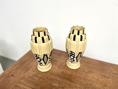 Ein Paar Art Déco-Vasen, signiert Orchies - emaillierte Keramik, Frankreich, ca. 1930