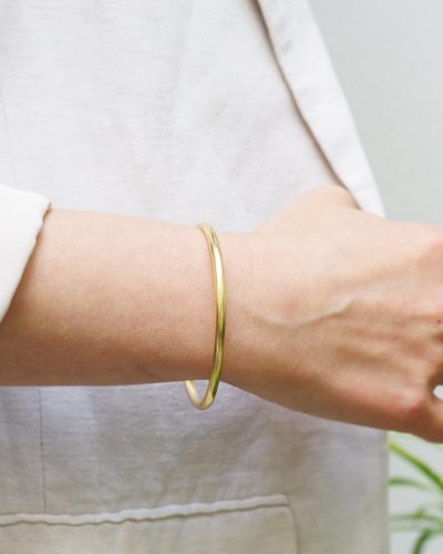 Bangle gold bracelet in 18 karat gold without clasp, Smooth, undecorated bracelet 