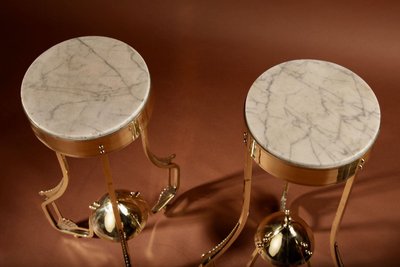 Coppia di rari tavolini, piantane e lampade in ottone e marmo nello stile della Scuola di Amsterdam,