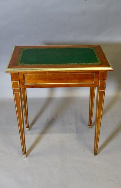 Tavolo da scrittura in stile Luigi XVI con perline in ottone