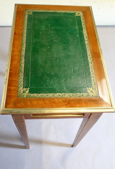 Tavolo da scrittura in stile Luigi XVI con perline in ottone
