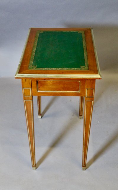 Tavolo da scrittura in stile Luigi XVI con perline in ottone