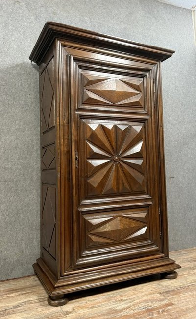 Bonnetiere di epoca Luigi XIII con punte di diamante in noce del 1700 ca.
