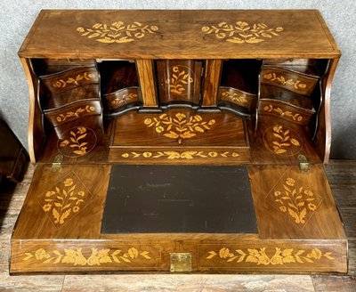 Olanda XVIII secolo : Importante cassettone Scribanne in legno modellato
