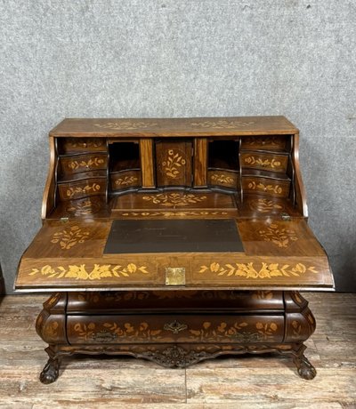 Olanda XVIII secolo : Importante cassettone Scribanne in legno modellato