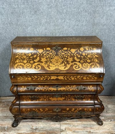 Olanda XVIII secolo : Importante cassettone Scribanne in legno modellato