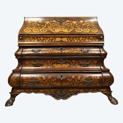 Olanda XVIII secolo : Importante cassettone Scribanne in legno modellato
