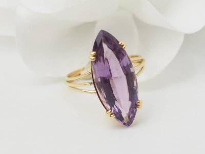 Anello marquise in oro giallo e ametista