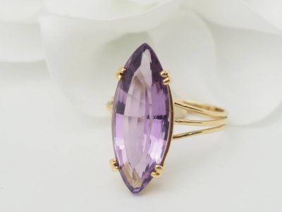 Anello marquise in oro giallo e ametista