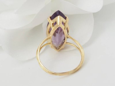 Anello marquise in oro giallo e ametista