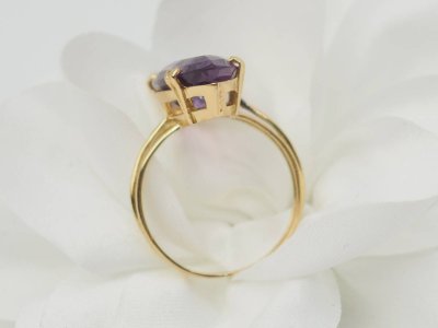 Anello marquise in oro giallo e ametista