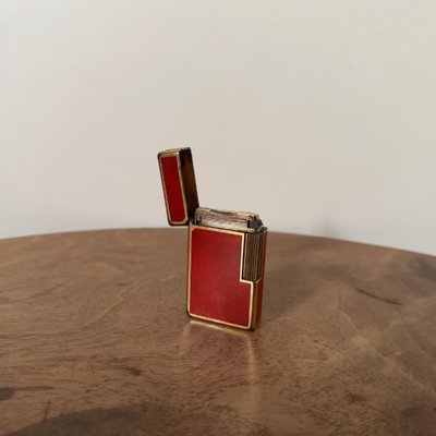 Feuerzeug Dupont aus rotem Lack Monogramm JB Paris made in France