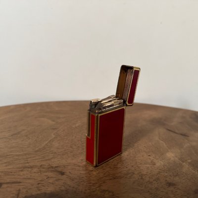Feuerzeug Dupont aus rotem Lack Monogramm JB Paris made in France