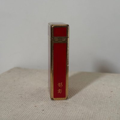 Feuerzeug Dupont aus rotem Lack Monogramm JB Paris made in France