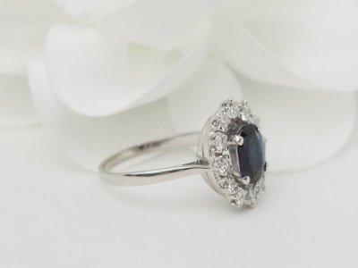Anello Margherita in oro bianco, zaffiro e diamanti