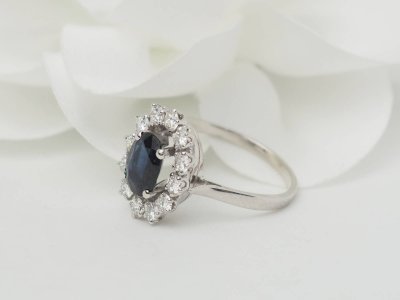 Anello Margherita in oro bianco, zaffiro e diamanti