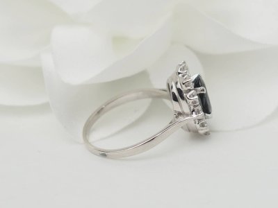 Anello Margherita in oro bianco, zaffiro e diamanti