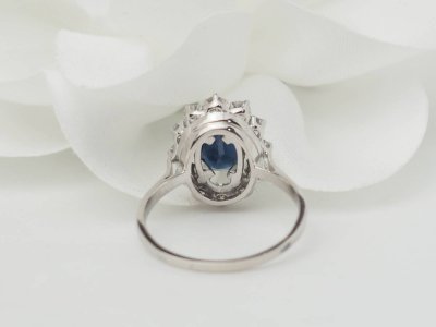 Anello Margherita in oro bianco, zaffiro e diamanti