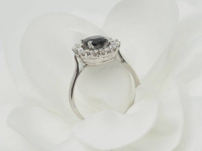 Anello Margherita in oro bianco, zaffiro e diamanti