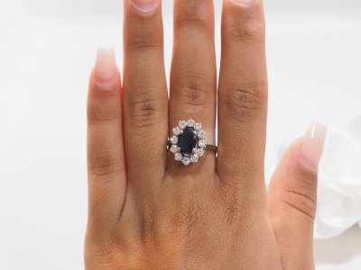 Anello Margherita in oro bianco, zaffiro e diamanti