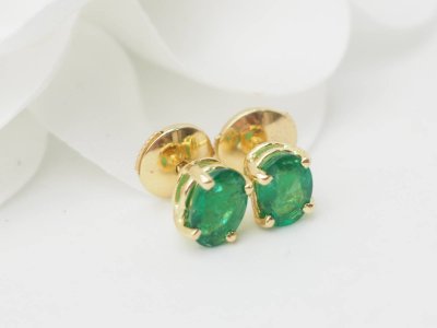 Ohrringe aus Gelbgold und Smaragd