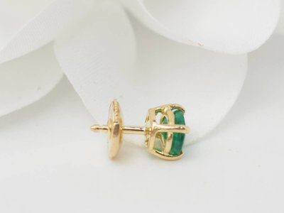 Ohrringe aus Gelbgold und Smaragd