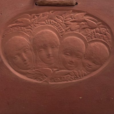 Targa in terracotta "Voci allegre" di Anie Mouroux, 1938