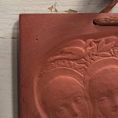 Targa in terracotta "Voci allegre" di Anie Mouroux, 1938