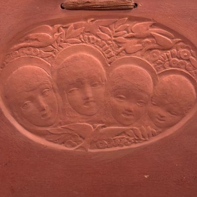 Targa in terracotta "Voci allegre" di Anie Mouroux, 1938