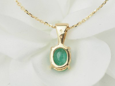 Solitärhalskette aus Gelbgold und Smaragd