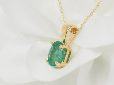 Collier solitaire en or jaune et émeraude