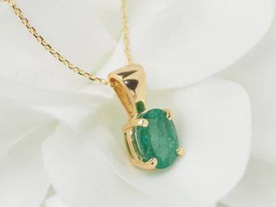 Collier solitaire en or jaune et émeraude