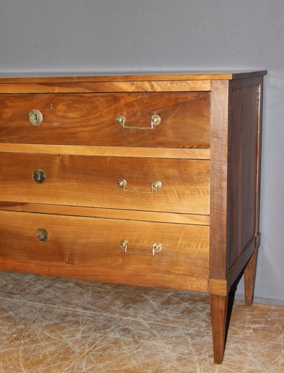 Directoire walnut chest of drawers, early 19th century