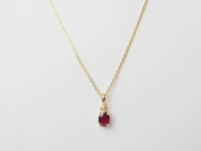 Solitär-Halskette aus Gelbgold und Rubin