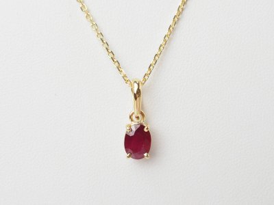 Solitär-Halskette aus Gelbgold und Rubin