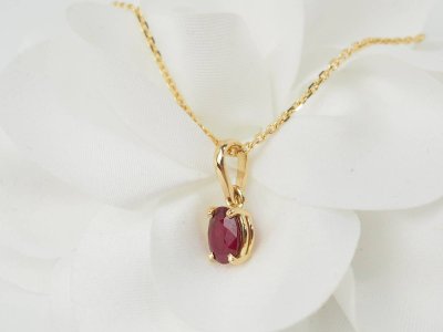 Solitär-Halskette aus Gelbgold und Rubin