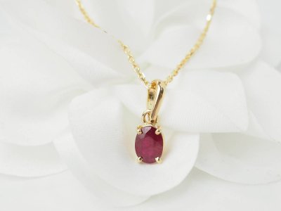 Solitär-Halskette aus Gelbgold und Rubin