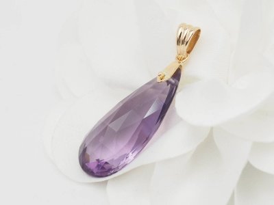 Anhänger aus Gelbgold und Amethyst-Briolette