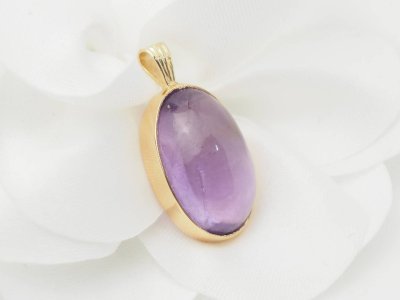 Anhänger aus Gelbgold und Amethyst-Cabochon