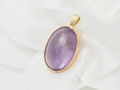 Anhänger aus Gelbgold und Amethyst-Cabochon