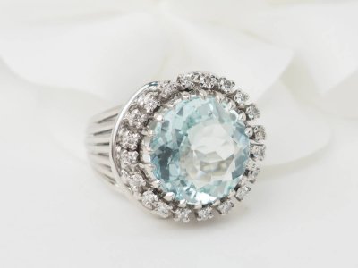Large ring in white gold, platinum, aquamarine and diamonds