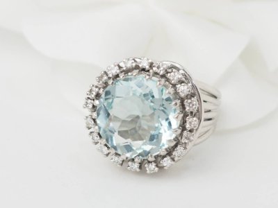 Large ring in white gold, platinum, aquamarine and diamonds