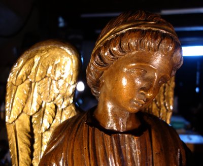 Large pair of gilded solid wood angels, 18th century