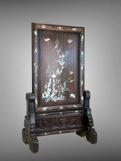 VIETNAM FIN XIXe / ECRAN DE TABLE EN BOIS INCRUSTÉ DE NACRE A DÉCOR D'OISEAUX