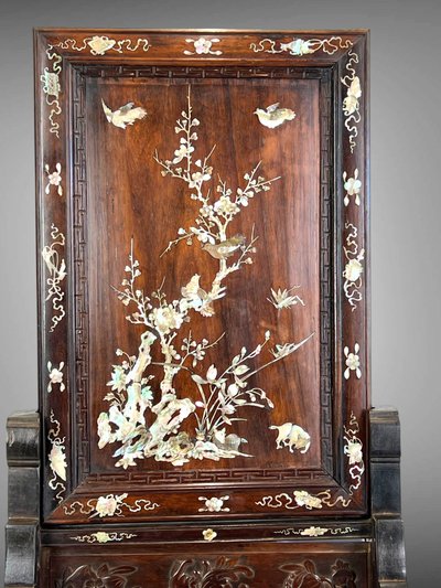 VIETNAM FIN XIXe / ECRAN DE TABLE EN BOIS INCRUSTÉ DE NACRE A DÉCOR D'OISEAUX