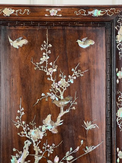 VIETNAM FIN XIXe / ECRAN DE TABLE EN BOIS INCRUSTÉ DE NACRE A DÉCOR D'OISEAUX