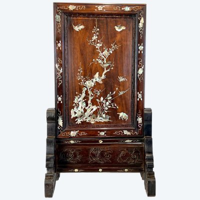 VIETNAM FIN XIXe / ECRAN DE TABLE EN BOIS INCRUSTÉ DE NACRE A DÉCOR D'OISEAUX