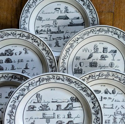 Montereau - Folge von 12 Tellern - Rebus-Dekor circa 1820